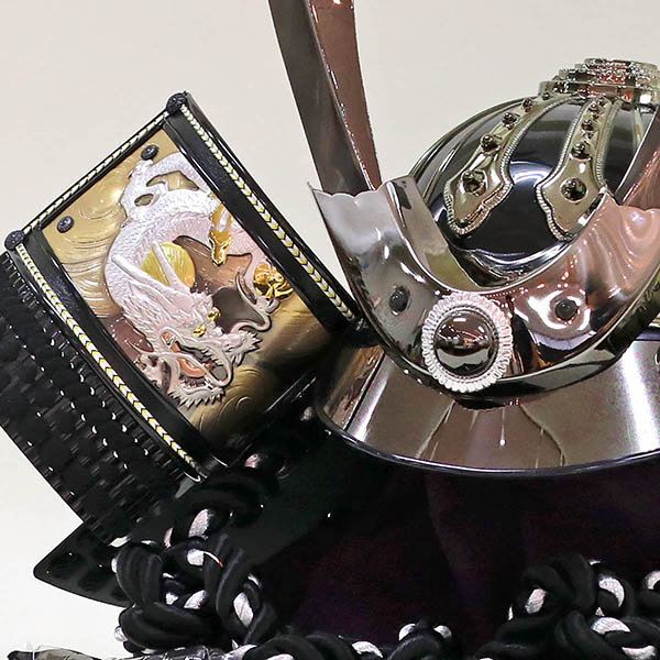 五月人形 久月 久月 着用兜 収納飾り 黒糸縅 彫金龍虎二曲 収納箱 詳細画像 久月 五月人形 久月 着用兜 収納飾り 黒糸縅 彫金龍虎二曲 収納箱 詳細画像