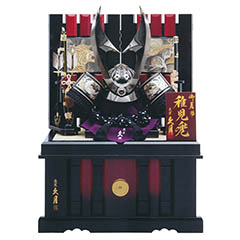 五月人形: 久月 着用兜 収納飾り 黒糸縅 彫金龍虎二曲 収納箱 【D-52】