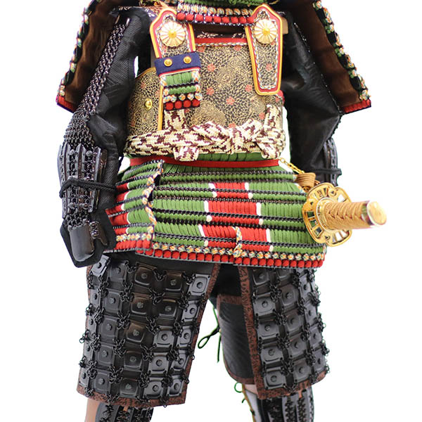 五月人形 久月 中村宗光作 英傑 立ち姿 鎧飾り 正絹 萌黄沢瀉縅 久月監製 詳細画像 久月 五月人形 中村宗光作 英傑 立ち姿 鎧飾り 正絹 萌黄沢瀉縅 久月監製 詳細画像