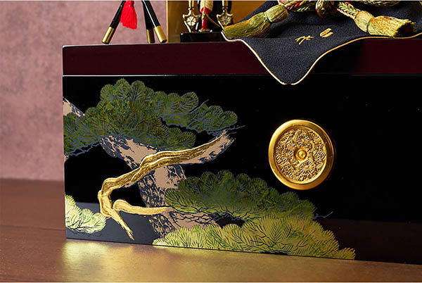 五月人形 久月 久月作 仁王之兜 収納飾り 正絹 萌黄裾濃縅 甲冑師 鈴木利光 久月当主監製 詳細画像 久月 五月人形 久月作 仁王之兜 収納飾り 正絹 萌黄裾濃縅 甲冑師 鈴木利光 久月当主監製 詳細画像