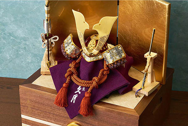 久月　 五月人形　銘木 ウォールナット 兜 二引き 収納飾り 正絹 薄茶糸縅 木目　詳細画像