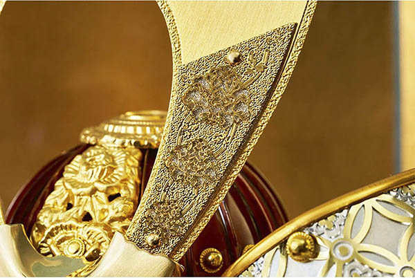 久月　 五月人形　銘木 ウォールナット 兜 二引き 収納飾り 正絹 薄茶糸縅 木目　詳細画像