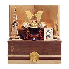 五月人形: 銘木 ウォールナット 兜 二引き 収納飾り 正絹 薄茶糸縅 木目 【D-38】