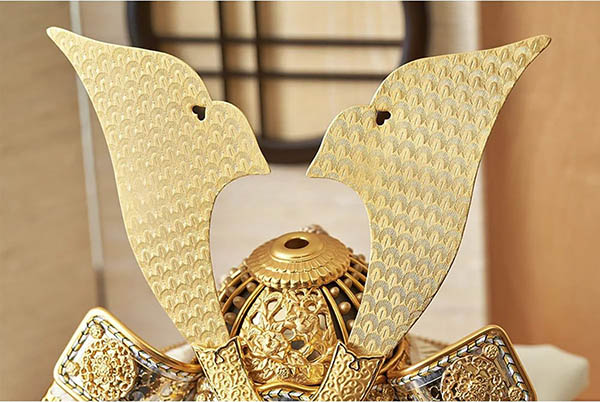 久月　 五月人形　鈴木利光作 銘木 栃 兜 二引き 収納飾り 正絹 薄茶中白縅 久月監製 白木 木目　詳細画像