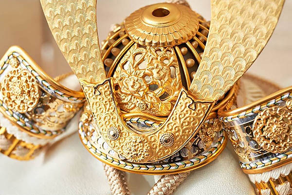 久月　 五月人形　鈴木利光作 銘木 栃 兜 二引き 収納飾り 正絹 薄茶中白縅 久月監製 白木 木目　詳細画像