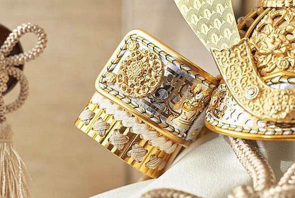 久月　 五月人形　鈴木利光作 銘木 栃 兜 二引き 収納飾り 正絹 薄茶中白縅 久月監製 白木 木目　詳細画像