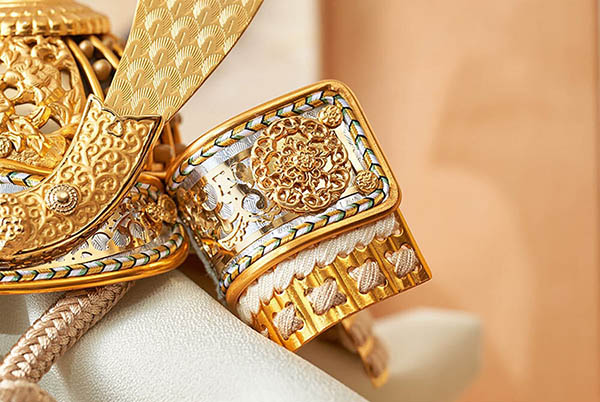 久月　 五月人形　鈴木利光作 銘木 栃 兜 二引き 収納飾り 正絹 薄茶中白縅 久月監製 白木 木目　詳細画像