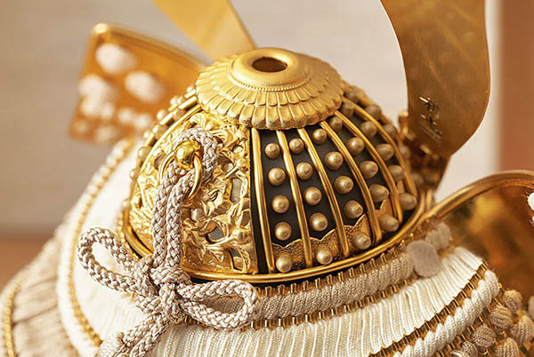 久月　 五月人形　鈴木利光作 銘木 栃 兜 二引き 収納飾り 正絹 薄茶中白縅 久月監製 白木 木目　詳細画像