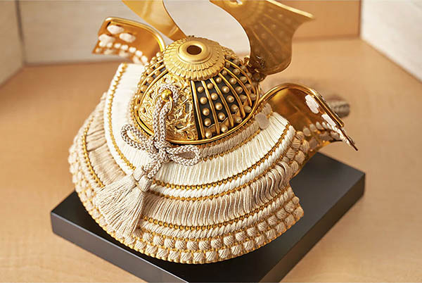 久月　 五月人形　鈴木利光作 銘木 栃 兜 二引き 収納飾り 正絹 薄茶中白縅 久月監製 白木 木目　詳細画像