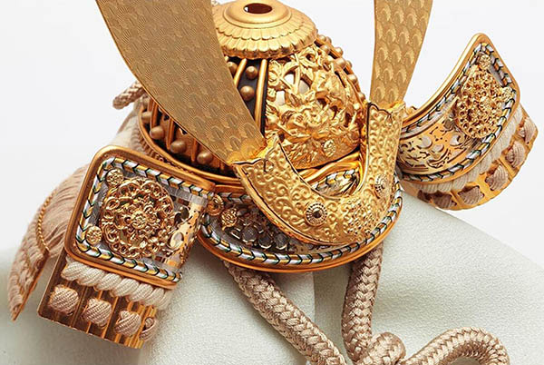 久月　 五月人形　鈴木利光作 銘木 栃 兜 二引き 収納飾り 正絹 薄茶中白縅 久月監製 白木 木目　詳細画像