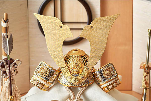 久月　 五月人形　鈴木利光作 銘木 栃 兜 二引き 収納飾り 正絹 薄茶中白縅 久月監製 白木 木目　詳細画像