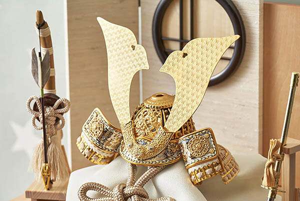 久月　 五月人形　鈴木利光作 銘木 栃 兜 二引き 収納飾り 正絹 薄茶中白縅 久月監製 白木 木目　詳細画像