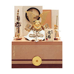 五月人形: 鈴木利光作 銘木 栃 兜 二引き 収納飾り 正絹 薄茶中白縅 久月監製 白木 木目 【D-42】