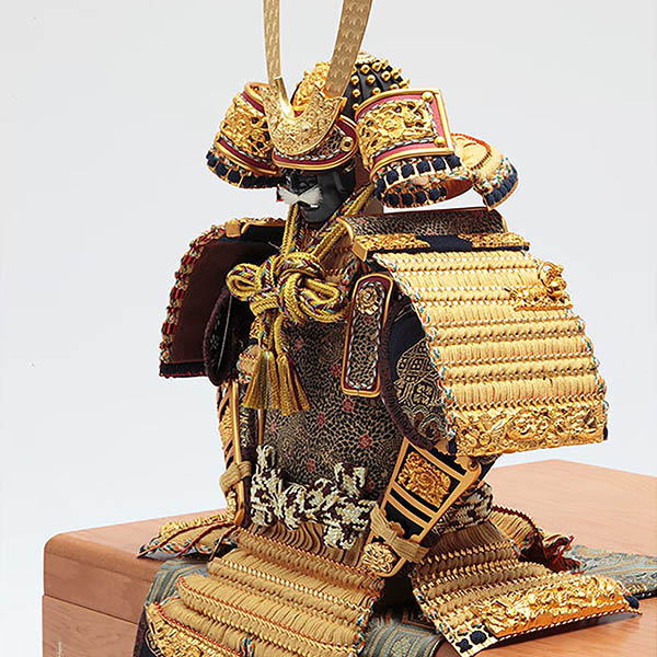 五月人形 久月 鈴木利光作 大鎧収納飾り 正絹緋縅 久月監製 詳細画像 久月 五月人形 鈴木利光作 大鎧収納飾り 正絹緋縅 久月監製 詳細画像