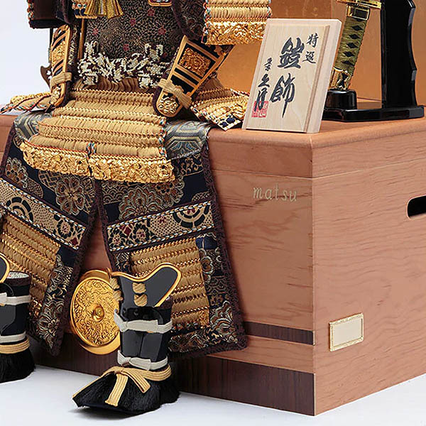 五月人形 久月 鈴木利光作 大鎧収納飾り 正絹緋縅 久月監製 詳細画像 久月 五月人形 鈴木利光作 大鎧収納飾り 正絹緋縅 久月監製 詳細画像