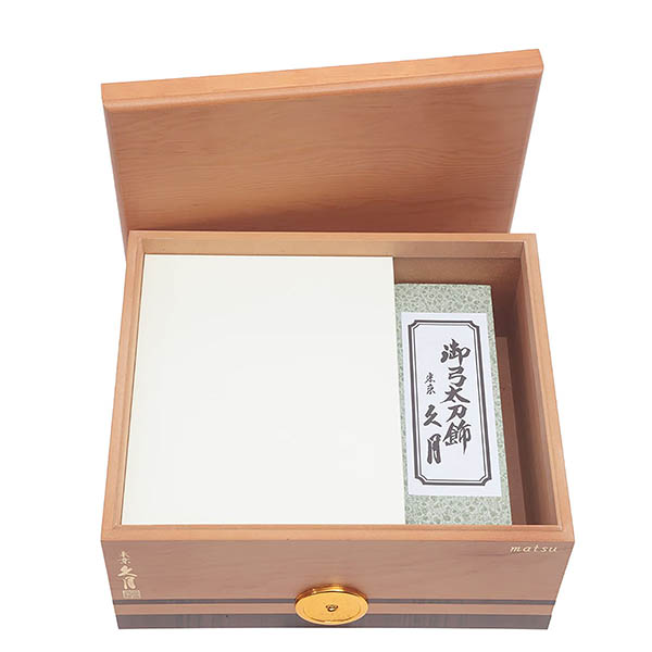 五月人形 久月 鈴木利光作 大鎧収納飾り 正絹緋縅 久月監製 詳細画像 久月 五月人形 鈴木利光作 大鎧収納飾り 正絹緋縅 久月監製 詳細画像