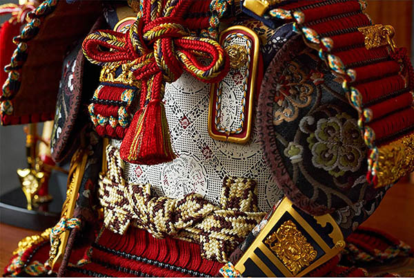 久月　 五月人形　中村宗光作 銘木 花梨 鎧 二引き 収納飾り 正絹 紅雅茜縅 久月監製 木目　詳細画像