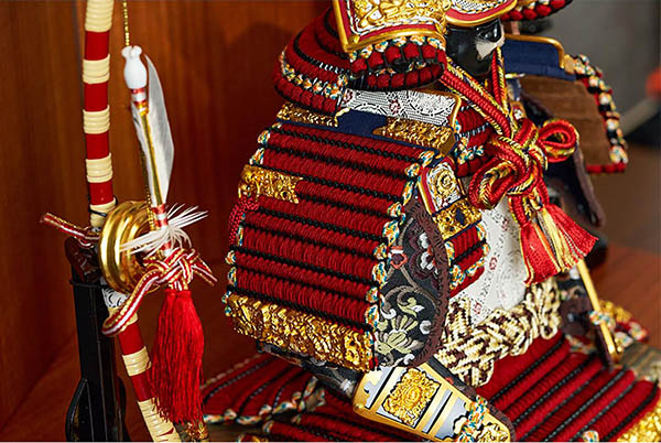 久月　 五月人形　中村宗光作 銘木 花梨 鎧 二引き 収納飾り 正絹 紅雅茜縅 久月監製 木目　詳細画像