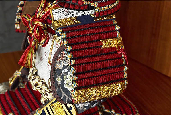 久月　 五月人形　中村宗光作 銘木 花梨 鎧 二引き 収納飾り 正絹 紅雅茜縅 久月監製 木目　詳細画像