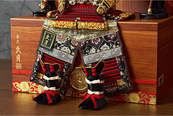 久月　 五月人形　中村宗光作 銘木 花梨 鎧 二引き 収納飾り 正絹 紅雅茜縅 久月監製 木目　詳細画像