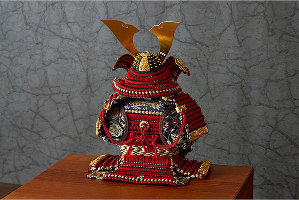 久月　 五月人形　中村宗光作 銘木 花梨 鎧 二引き 収納飾り 正絹 紅雅茜縅 久月監製 木目　詳細画像