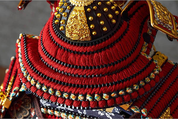 久月　 五月人形　中村宗光作 銘木 花梨 鎧 二引き 収納飾り 正絹 紅雅茜縅 久月監製 木目　詳細画像