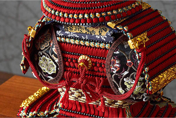 久月　 五月人形　中村宗光作 銘木 花梨 鎧 二引き 収納飾り 正絹 紅雅茜縅 久月監製 木目　詳細画像