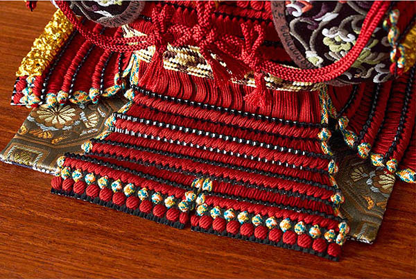 久月　 五月人形　中村宗光作 銘木 花梨 鎧 二引き 収納飾り 正絹 紅雅茜縅 久月監製 木目　詳細画像