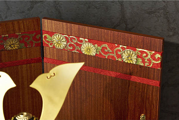 久月　 五月人形　中村宗光作 銘木 花梨 鎧 二引き 収納飾り 正絹 紅雅茜縅 久月監製 木目　詳細画像