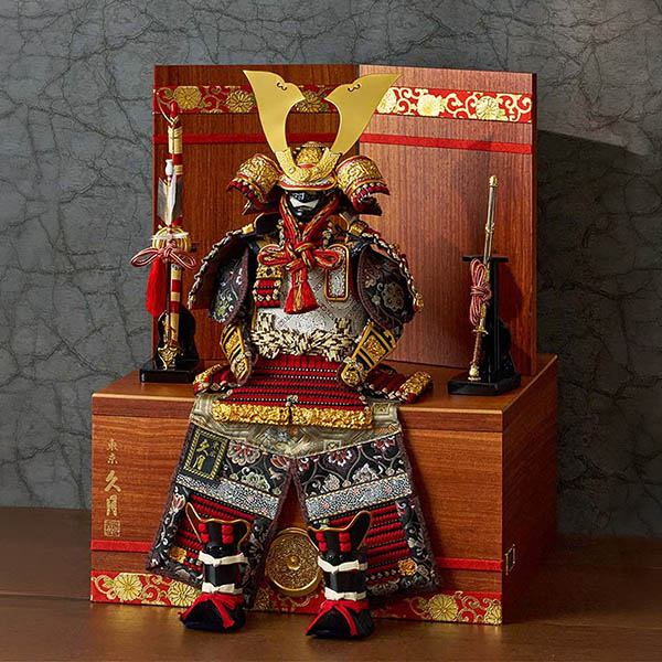 久月　 五月人形　中村宗光作 銘木 花梨 鎧 二引き 収納飾り 正絹 紅雅茜縅 久月監製 木目　詳細画像