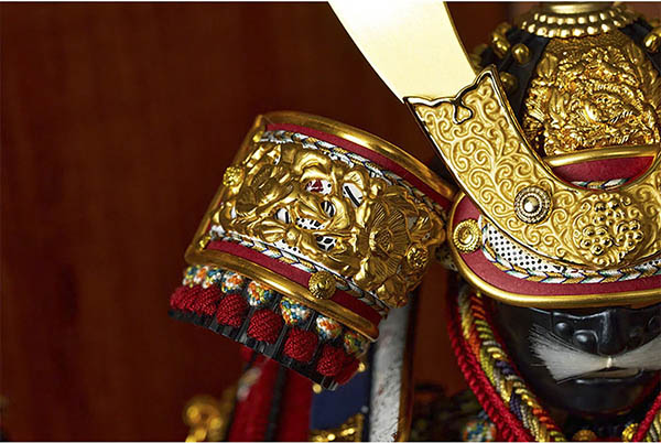 久月　 五月人形　中村宗光作 銘木 花梨 鎧 二引き 収納飾り 正絹 紅雅茜縅 久月監製 木目　詳細画像