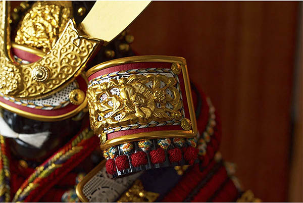 久月　 五月人形　中村宗光作 銘木 花梨 鎧 二引き 収納飾り 正絹 紅雅茜縅 久月監製 木目　詳細画像