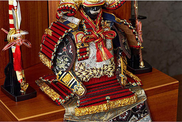 久月　 五月人形　中村宗光作 銘木 花梨 鎧 二引き 収納飾り 正絹 紅雅茜縅 久月監製 木目　詳細画像