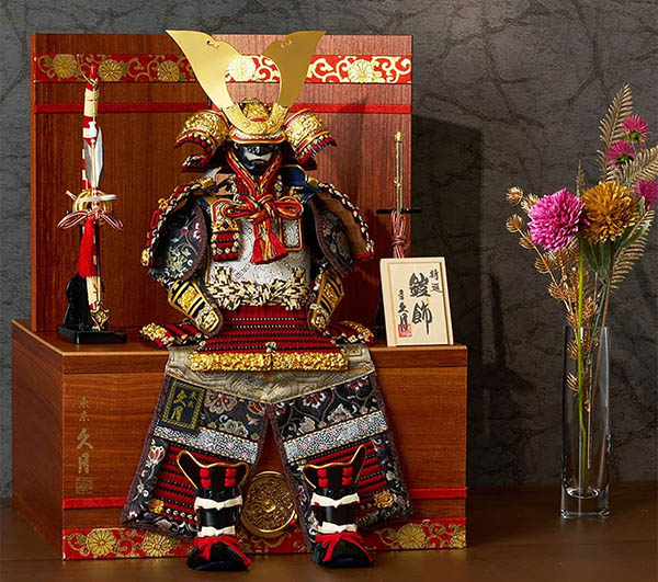 久月　 五月人形　中村宗光作 銘木 花梨 鎧 二引き 収納飾り 正絹 紅雅茜縅 久月監製 木目　詳細画像