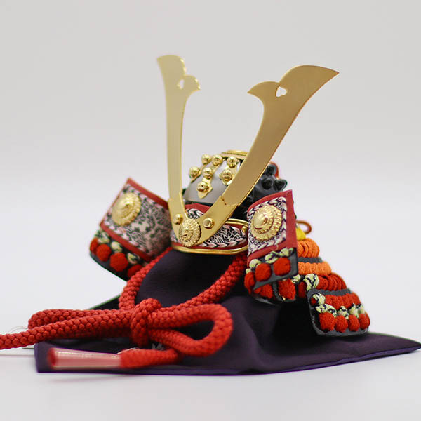 久月　 五月人形　加藤峻厳作 兜 平飾り 紅裾濃 張り合わせ小札 金黒円形衝立飾り台　詳細画像