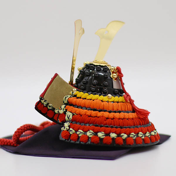 久月　 五月人形　加藤峻厳作 兜 平飾り 紅裾濃 張り合わせ小札 金黒円形衝立飾り台　詳細画像