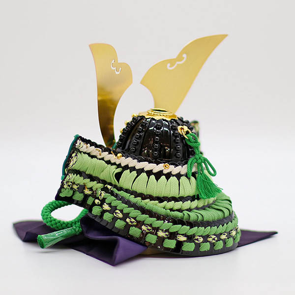 久月　 五月人形　加藤峻厳作 兜 収納飾り 萌黄裾濃縅 貼り合わせ小札 久月監製 黒ツヤ木目針松 収納箱　詳細画像