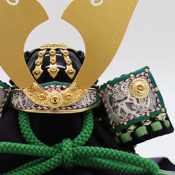 久月　 五月人形　加藤峻厳作 兜 収納飾り 萌黄裾濃縅 貼り合わせ小札 久月監製 黒ツヤ木目針松 収納箱　詳細画像