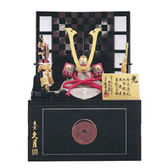 五月人形: 加藤峻厳作 兜 収納飾り 赤糸縅 張り合わせ小札 久月監製 銀箔市松屏風 収納箱 【D-63】