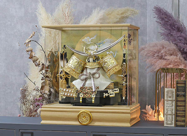 久月　 五月人形　久月 兜 タモ 木目 アクリルケース 取付ケース入り　詳細画像