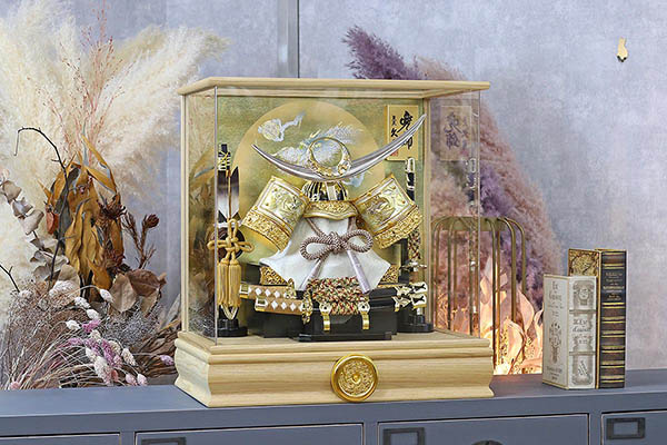 久月　 五月人形　久月 兜 タモ 木目 アクリルケース 取付ケース入り　詳細画像