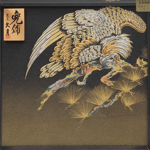 久月　 五月人形　久月 兜 彫金黒塗り 手書き松鷹バック ガラスケース 取付ケース入り　詳細画像