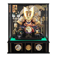 五月人形: 久月 兜 彫金黒塗り 手書き松鷹バック ガラスケース 取付ケース入り 【D-99】