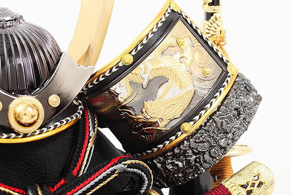 久月　 五月人形　久月 兜 黒赤ぼかし 金彩龍バック ガラスケース 取付ケース入り　詳細画像