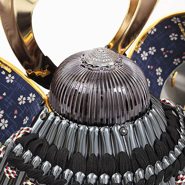 久月　 五月人形　久月 兜 黒赤ぼかし 金彩龍バック ガラスケース 取付ケース入り　詳細画像