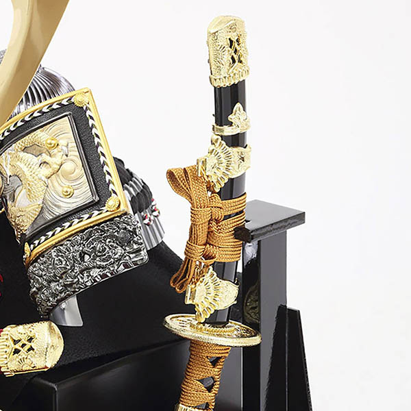 久月　 五月人形　久月 兜 黒赤ぼかし 金彩龍バック ガラスケース 取付ケース入り　詳細画像