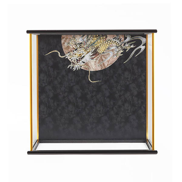 久月　 五月人形　久月 兜 黒赤ぼかし 金彩龍バック ガラスケース 取付ケース入り　詳細画像