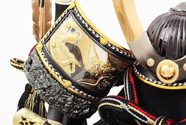 久月　 五月人形　久月 兜 黒赤ぼかし 金彩龍バック ガラスケース 取付ケース入り　詳細画像