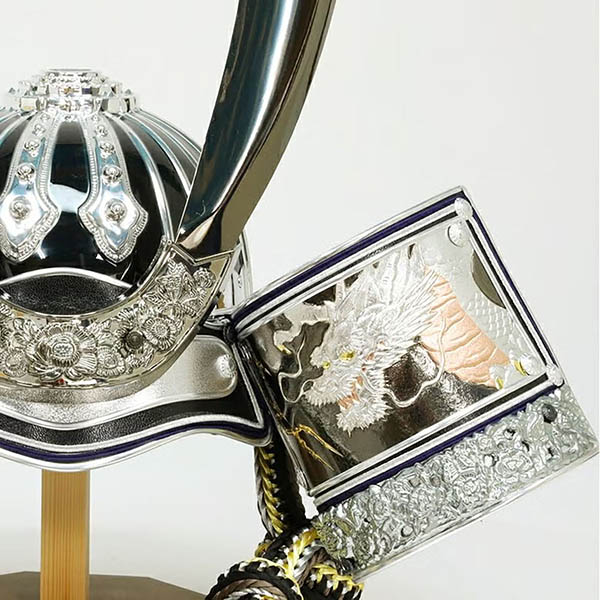 東玉　 五月人形　銀盛龍彫金 木目 黒塗り 駿河蒔絵 収納箱 着用兜 収納飾り　詳細画像