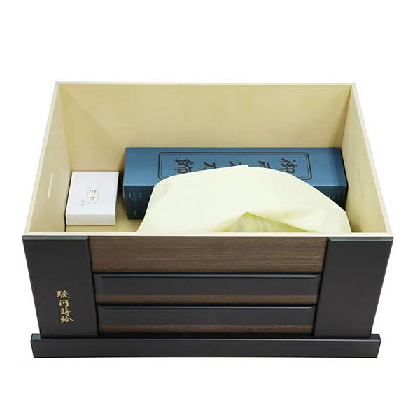 東玉　 五月人形　銀盛龍彫金 木目 黒塗り 駿河蒔絵 収納箱 着用兜 収納飾り　詳細画像